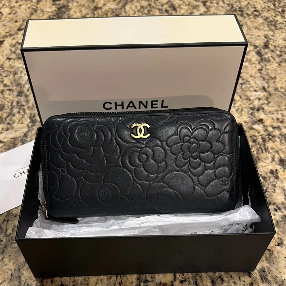 CHANEL Black leather Floral Camellia Embossed Wallet CC Gold Logo